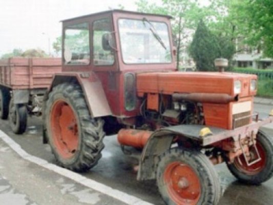 Doi dintr-o lovitură, după ce a întors tractorul fără să se asigure